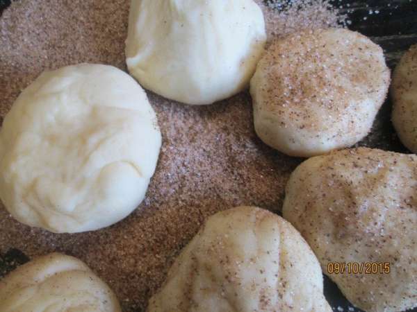 Обваливаем каждый шарик в смеси корицы с сахаром (по желанию добавляем измельченные орехи). 