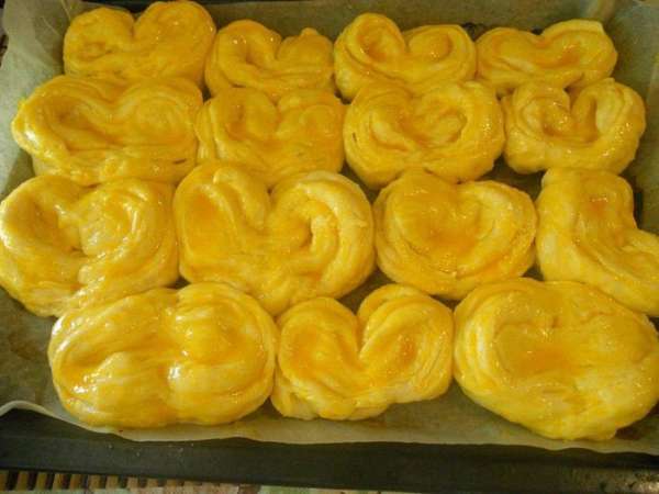 Желтки смешать отдельно с ванильным сахаром и смазать обильно поверхность плюшек, дать постоять 15 минут и поставить выпекать при температуре 190 20-25 минут до золотистой корочки.