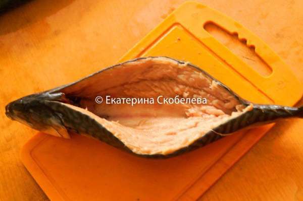 Аккуратно, помогая себе ножом, отделить кость от самой рыбы. Ножницами перерезать хребет у головы и у хвоста. Удалить все кости, жабры на голове, кишки и черную пленку. Важно помнить что проделывать это нужно со стороны спинки. Снова промыть рыбу под проточной водой и обсушить бумажными полотенцами. Посолить и поперчить по вкусу. Оставить рыбу в сторонке.