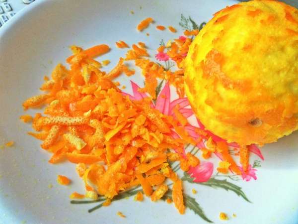Натереть цедру с одного апельсина.