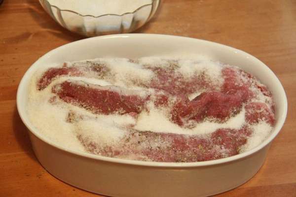 Мясо уложить на 'солёную подушку', со всех сторон обсыпать оставшейся смесью соли и сахара. Мясо уложить на 'солёную подушку', со всех сторон обсыпать оставшейся смесью соли и сахара.