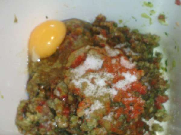 Мясо говядины перемолоть в мясорубке с фенхелем, сельдереем, чесноком, луком, петрушкой. Замесить фарш, добавить яйцо, специи. 