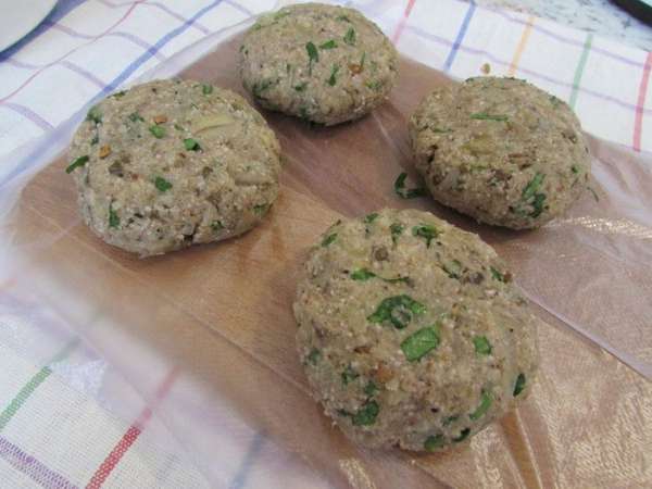 Сформовать  4 котлетки (у меня по 80 грамм).