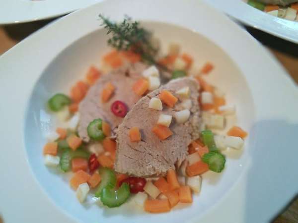 Тарелочку с мясом дополните овощами, чили, тимьяном. Тарелочку с мясом дополните овощами, чили, тимьяном.