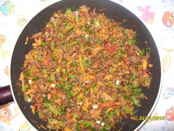 Обжариваем мясной фарш, затем добавляем к нему лук, перец, морковку (через тёрку) и помидоры (в конце-и тоже через тёрку).
Когда всё обжарится снимаем с огня и добавляем мелко нарезанную зелень.