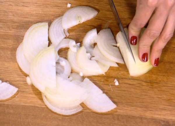 Лук почистить и нарезать полукольцами.