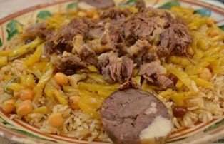 накладывать нужно сначала рис,потом морковь ,потом мясо и горох.наслаждайтесь ,,,, 
полный и подробный рецепт можно прочитать на моём сайте 
www.domgurmana.uz 