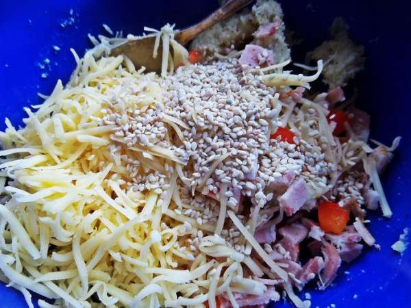 Добавить тёртый сыр и кунжут. Добавить тёртый сыр и кунжут.