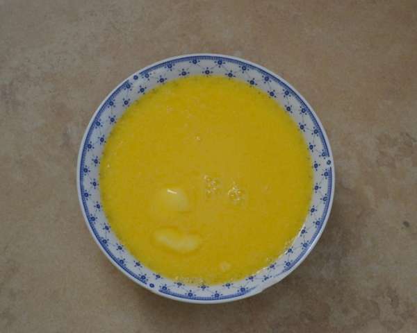 Сливочное масло растопить на водяной бане (или в микроволновой печи), смешать с теплым молоком и сахаром. Размешать. Сливочное масло растопить на водяной бане (или в микроволновой печи), смешать с теплым молоком и сахаром. Размешать.