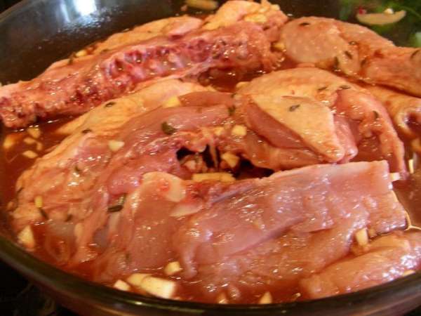 Курочку режем на порционные кусочки. Для маринада смешиваем специи, чеснок, имбирь, вино. Оставляем как минимум на 2 часа (у меня на 6 часов получилось).
