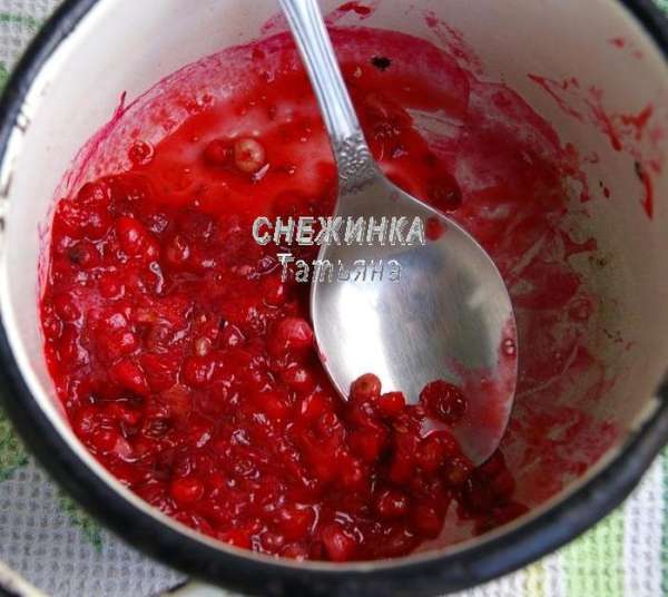 Бруснику (у меня мороженая) кладём в кастрюльку или сотейник, присыпаем сахаром, ставим на огонь. Даём прогреться до мягкости и раздавливаем ягоды ложкой. Бруснику (у меня мороженая) кладём в кастрюльку или сотейник, присыпаем сахаром, ставим на огонь. Даём прогреться до мягкости и раздавливаем ягоды ложкой.