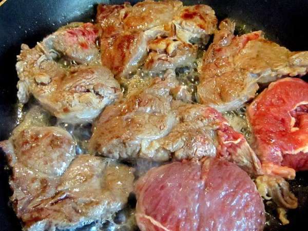 Хорошо разогреть сковороду, обжарить на ней мясо с обеих сторон в течение 3 - 4 минут. Вынуть, посолить, поперчить по вкусу.
