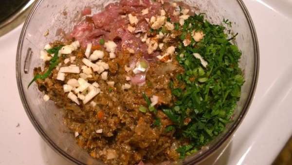Перемешиваем фарш утки с овощами плюс чеснок и рубленая зелень, и еще раз измельчаем в блендере.