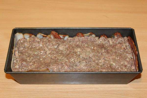 Накрыть второй половиной фарша.