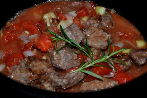 Добавим все это к мясу в слоукукер, а также пожаренный и поломанный на кусочки бекон,томаты и розмарин, перемешаем.