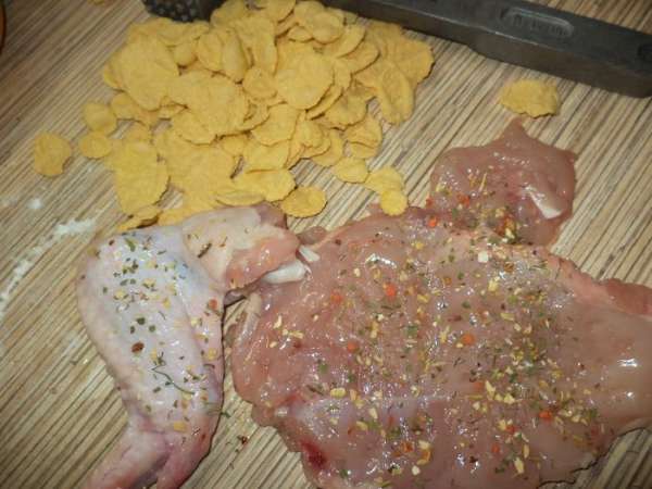 Куриное мясо слегка отбить,можно взять и бедрышко,вынув из него косточку и сняв шкурку,я решила сделать для себя и крылышко,посолить и присыпать специями,приготовить хлопья