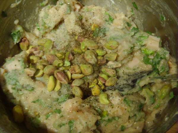 Добавить обжареное мясо, ветчину и орешки, Добавить обжареное мясо, ветчину и орешки,