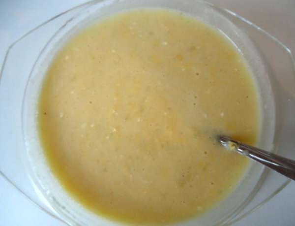 Смешать картофельное пюре с отваром, сыром, яйцами и сметаной. Посолить, поперчить по вкусу.
