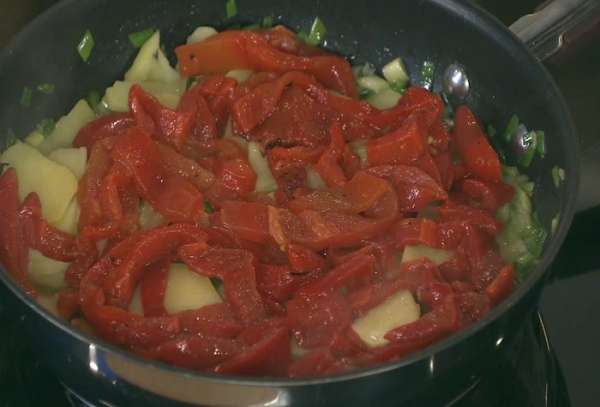 Консервированный перец нарезать полосками, выложить к картофелю с луком и все перемешать.