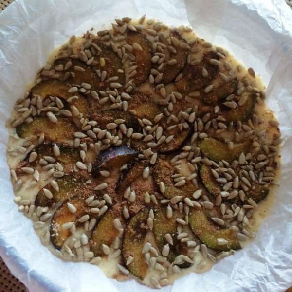 Посыпаем сахаром, корицей и при желании подсолнечными семечками.
