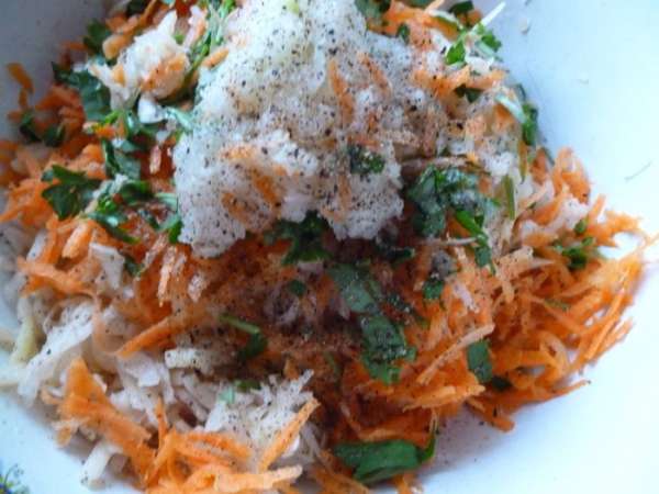 Свертываем рулетом и разрезаем на кусочки длиной примерно как спичечный коробок.