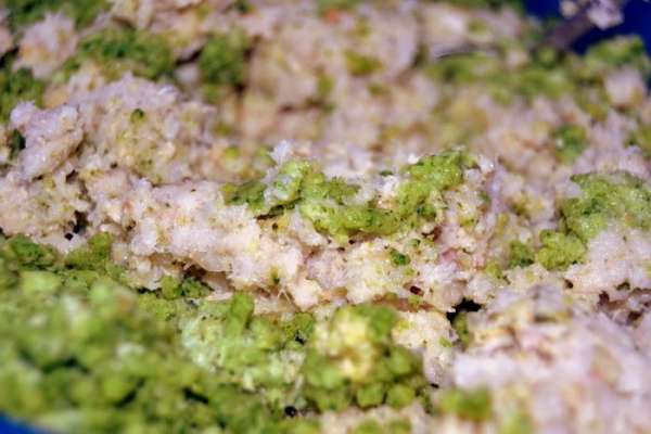 Делаем фарш: прокрутить в мясорубке филе, у меня оно слегка разморозилось. Отжимаем из кусочков жидкость и в мясорубку. Брокколи тоже из морозилки. Как приятно в жару крутить замороженные продукты)) Отправляем туда же лук и хлеб предварительно замоченный в молоке. Хлеб тоже отжимаем.