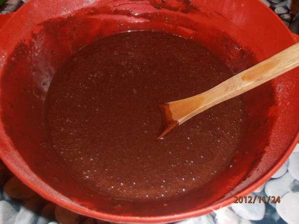 Bсыпать муку, какао и разрыхлитель, хорошо пеpемешать.