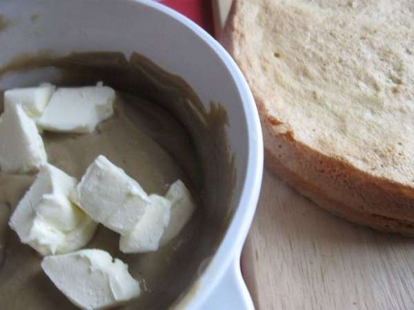 Добавить в крем масло, порезанное кусочками (масло должно предварительно полежать при комнатной температуре). Хорошо размешать до полного растворения. Добавить в крем масло, порезанное кусочками (масло должно предварительно полежать при комнатной температуре). Хорошо размешать до полного растворения.