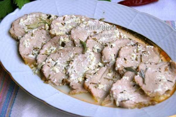 Поливаем полученным после выпекания мяса соусом. Приятного аппетита!