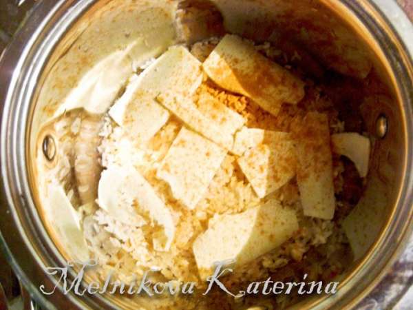 Тем временем порезать мясо на небольшие кусочки и обжарить до золотистой корочки на растительном масле. 