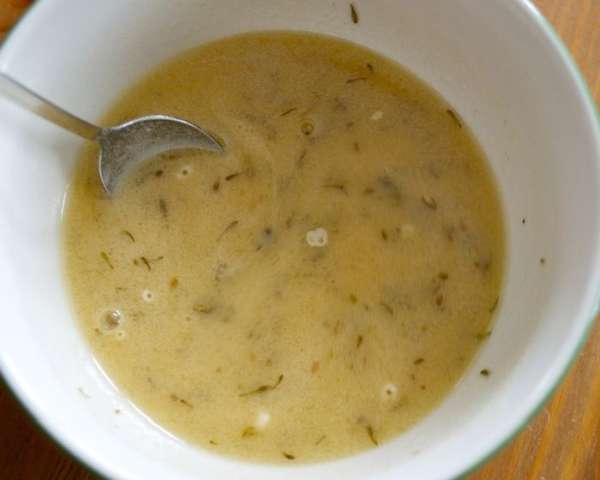 Через указанное время достать курицу из сковороды. В небольшой миске смешать пол стакана жидкости из сковороды и муку. Размешать соус, чтобы не было комочков.