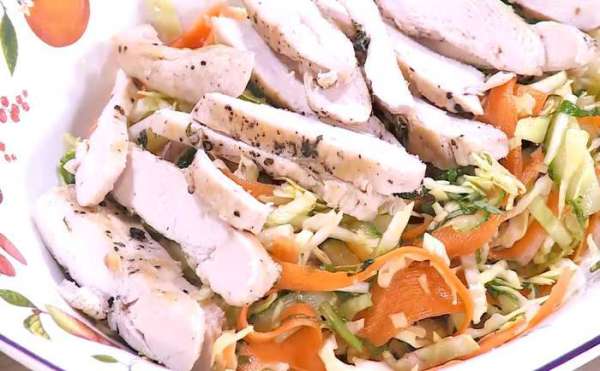 Выложить салат на тарелку, сверху разложить куриное мясо.
