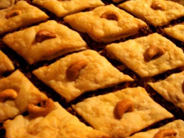 Пахлаву вынуть из духовки, еще раз прорезать и опять не до конца! (только 3 верхних слоя) Пахлаву вынуть из духовки, еще раз прорезать и опять не до конца! (только 3 верхних слоя)