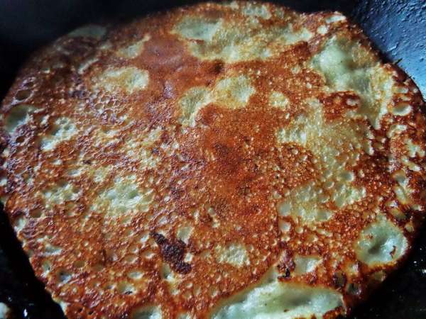 Переворачиваем и жарим, капнув масла, с другой стороны.
