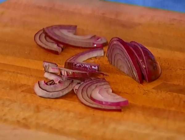 Лук почистить и нарезать тонкими полукольцами. Лук почистить и нарезать тонкими полукольцами.