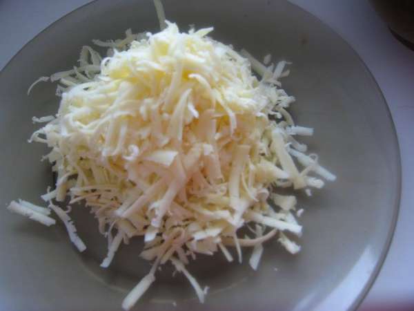 Сыр натереть на крупной терке.  Я брала полутвердый сыр.