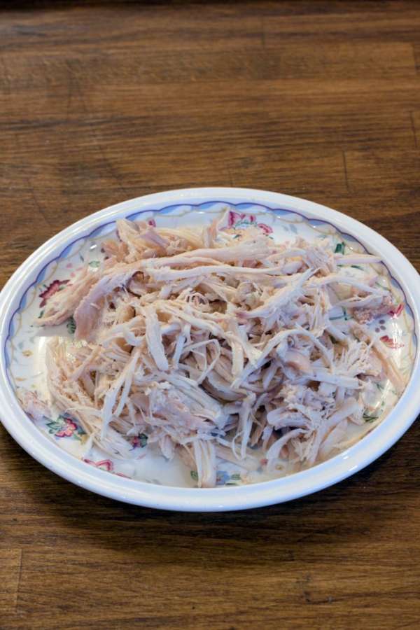 Пока варится чечевица, разберем на волокна куриное отварное мясо.