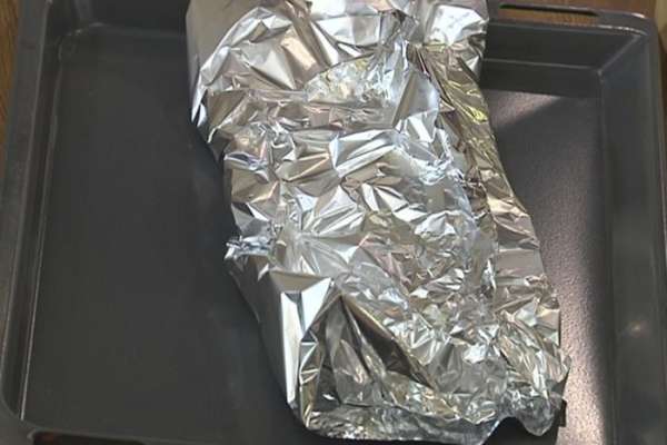 Накрыть баранину краями фольги и отправить в разогретую духовку, через 10 минут фольгу приоткрыть и продолжать запекать мясо.