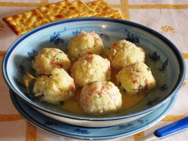 Подавать клёцки с бульоном или мясным рагу.Приятного аппетита:)