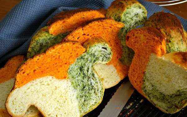 Ваш трехцветный хлеб готов!!! Могу только добавить, что очень вкусно получается!!!..... Из-за получившейся формы хлеба, старшая дочка назвала его 'обезьянка' )) 