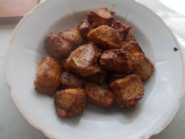 Разогреваем в сковороде масло и обжариваем со всех сторон наше мясо. Вынимаем из сковороды на тарелку и отставляем в теплое место в сторону. Разогреваем в сковороде масло и обжариваем со всех сторон наше мясо. Вынимаем из сковороды на тарелку и отставляем в теплое место в сторону.