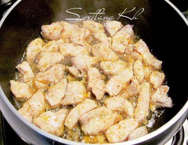 Картофель почистить и поставить варить.
Нарезать куриное филе на мелкие кусочки, чем мельче, тем быстрее приготовится. В сотейник налить пару ложек растительного масла и выложить филе.Добавить соль, хмели-сунели, чили, паприку. Жарить 5 минут.