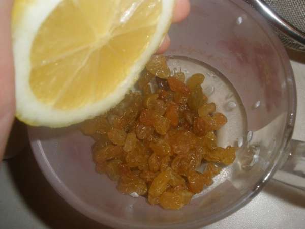 Изюм залить лимонным соком и смешать с желтками.