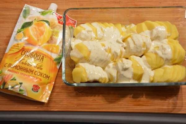 Полить соусом картофель. Долить оставшиеся 100 мл сливок. Полить соусом картофель. Долить оставшиеся 100 мл сливок.