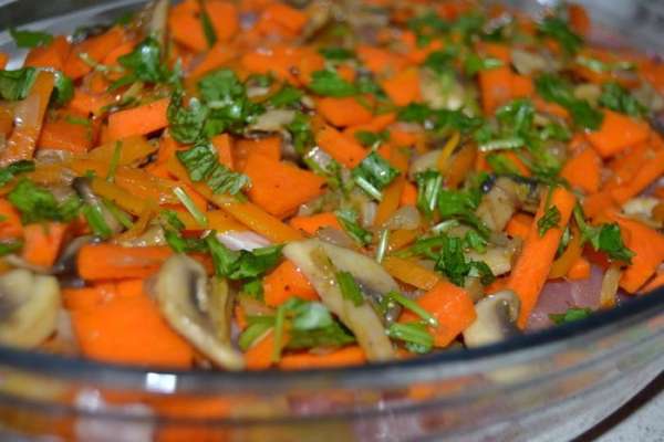 Духовку разогреть до 180 гр/ В форму для запекания выложить мясо и овощи с грибами. Посыпать рубленой кинзой. Духовку разогреть до 180 гр/ В форму для запекания выложить мясо и овощи с грибами. Посыпать рубленой кинзой.