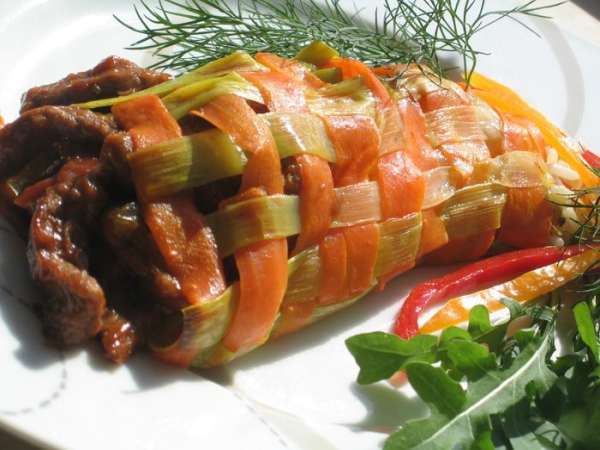 На другой край уложить мясо и аккуратно свернуть рулетом. Подавать с овощами и зеленью На другой край уложить мясо и аккуратно свернуть рулетом. Подавать с овощами и зеленью