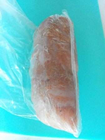 Высыпаем в миску с кусочками курицы желатин (сухой!), добавляем соль, перец, чеснок (можно сухой) и любую любимую вами приправу для курицы. Хорошенько руками все перемешиваем и складываем в полиэтиленовый пакет. Высыпаем в миску с кусочками курицы желатин (сухой!), добавляем соль, перец, чеснок (можно сухой) и любую любимую вами приправу для курицы. Хорошенько руками все перемешиваем и складываем в полиэтиленовый пакет.