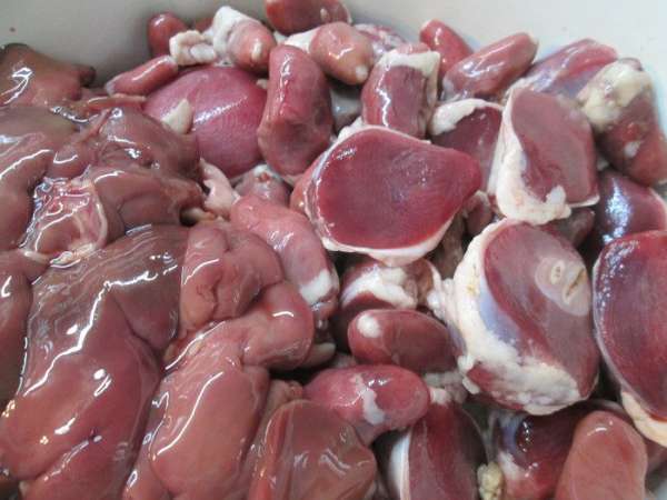 Подготовить субпродукты: вымыть, обрезать при необходимости жир и пленочки, нарезать небольшими кусочками.