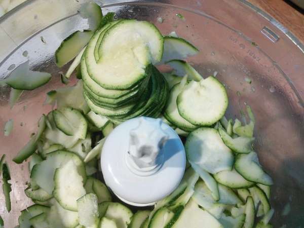 Нарежем  тонкими кружочками цукини и картофель. 