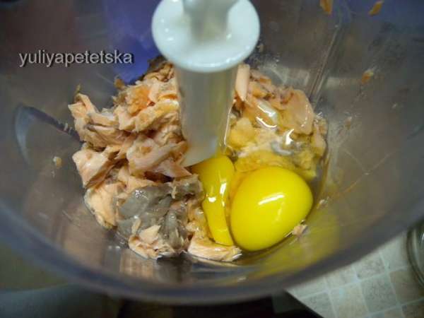 Готовое мясо (разобрать от кожи и костей) перемолоть с яйцами. На этом этапе можно приправить и посолить. (Я ничего не делала). Готовое мясо (разобрать от кожи и костей) перемолоть с яйцами. На этом этапе можно приправить и посолить. (Я ничего не делала).